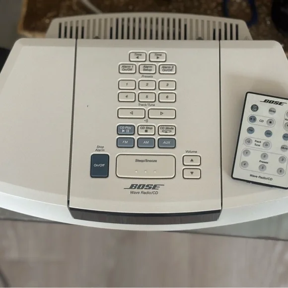 Bose White Wave Radio with Remote Control - Picture 2 of 4
